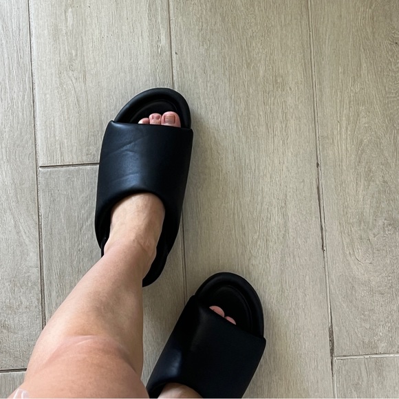 light slippers brand H&M size 7-8.  Very good condition - Picture 5 of 7